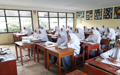 Siswa Siswi Sedang Belajar Dikelas